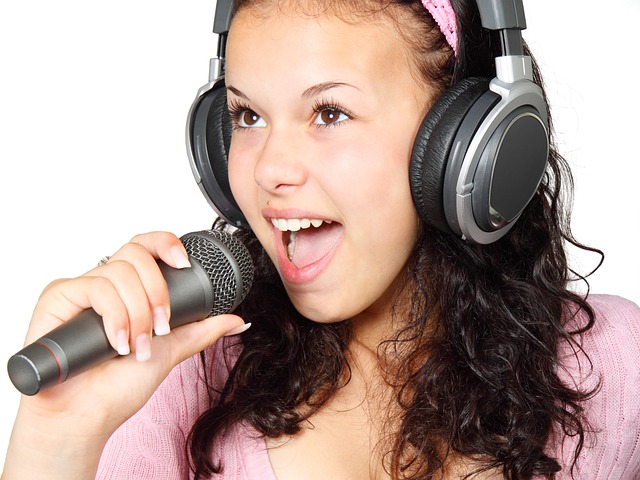 dívka se sluchátky a mikrofonem