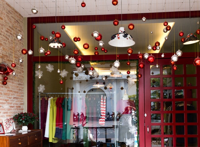 Veľká presklená stena s červenými rámami a Vianočnou výzdobou.jpg