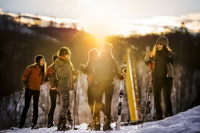 skupinka lyžařů